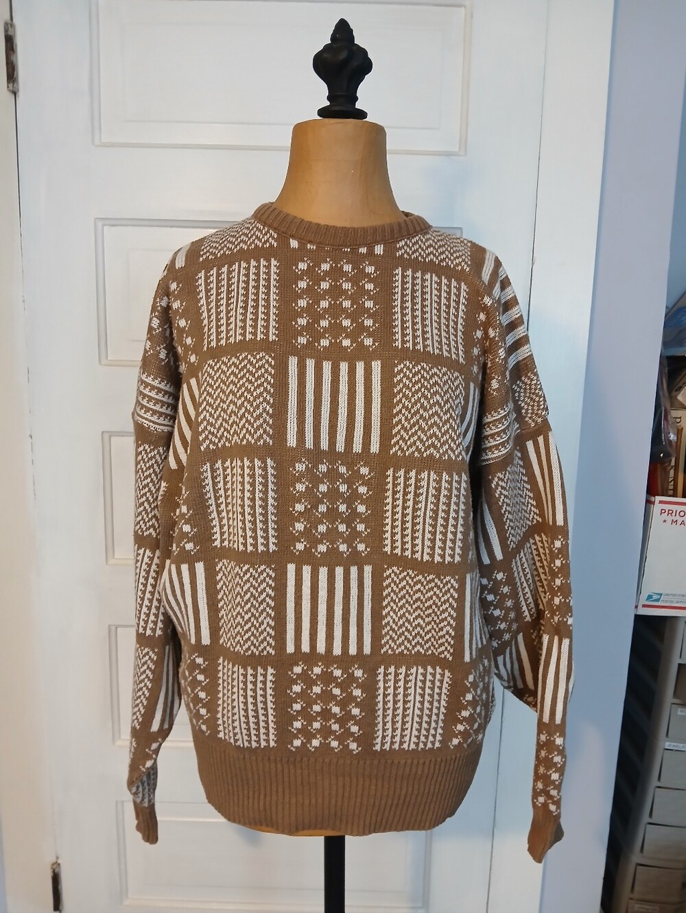 Vintage Liz Claiborne LIZWEAR Tan & White Patterned Geometic Knit Sweater MEDIUM